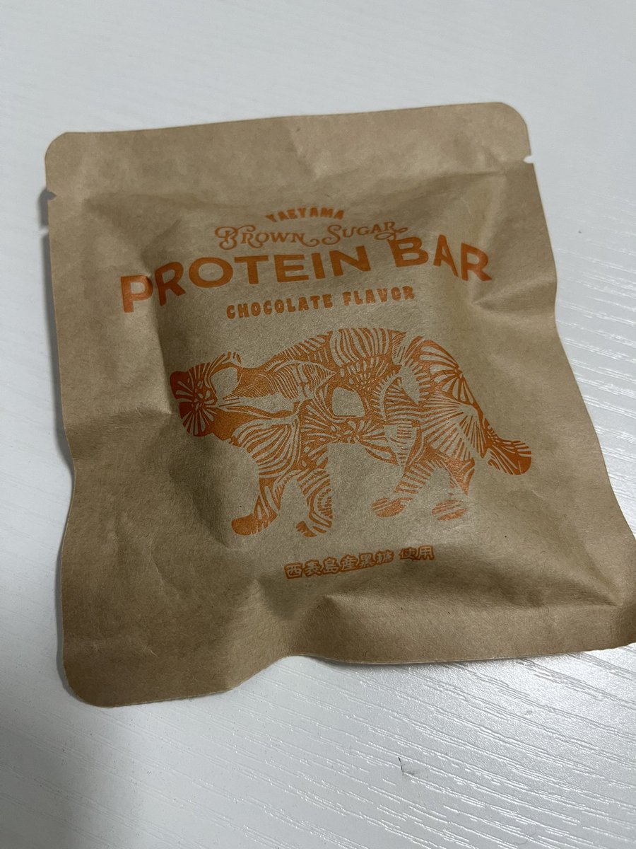 Ni4ko245's tweet photo. お客様から石垣島のお土産いただいた。
俺がミスド食べる時はで黒糖のポンデリングしか食べないって言う話覚えててかつトレーナーだから普通のお菓子じゃないって理由で黒糖風味のプロテインバー選んだらしいセンス良すぎて神。 https://t.co/fIEqUKq02c