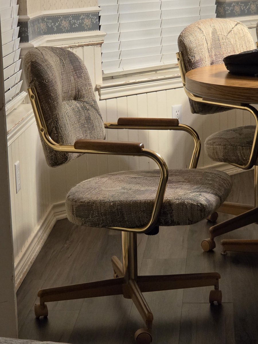 cheeto2401's tweet photo. if i own the same chairs as the chairs in mikes house in both fnaf movies can i sell them for thousands and make some cash https://t.co/ZPh75KHulC