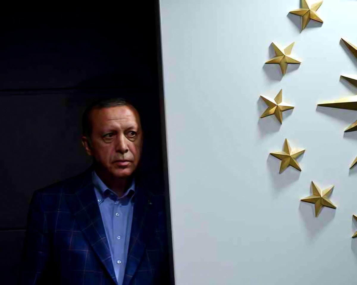 RasyonelZihin's tweet photo. Her seçim öncesi milleti korku senaryolarıyla hizaya getirmeye çalışan talancıların en büyük korkusu, internetin hafızasıdır. Dün kürsüden tek bayrak tek millet diye parmak sallayarak millete chp-pkk eşleştirmesi yapıp seçime gidenler, bugün yoksulluğa mahkum ettikleri millete akp-dem-apo ortaklığının sözleşmelerini dayatıyor. İnsan aklıyla alay eden hırsızların 24 yıllık talancı siyaseti ülkeyi çamura sürükledi, şimdi de son çırpınışlarla bataklığa çekiyor.