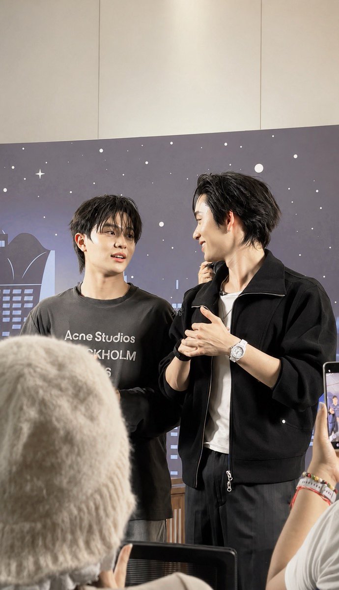 sepleenara's tweet photo. ดีใจมากที่ได้มาเจอกันวิลเลี่ยมเอสครั้งแรก ขอบคุณรายการที่ชูสนี่น้าา 🥹 แอบกังวลเพราะไม่รู้จักใครเลย แต่ฟคทุกคนน่ารักมากวิลเลี่ยมเอสก็หล่อ หล่อมาก ๆ อยากสักหน้าพี่เอสลงลูกตา 😭💖
#KatanyuTonightxWilliamEst #williamest https://t.co/A4fIOBCMS3