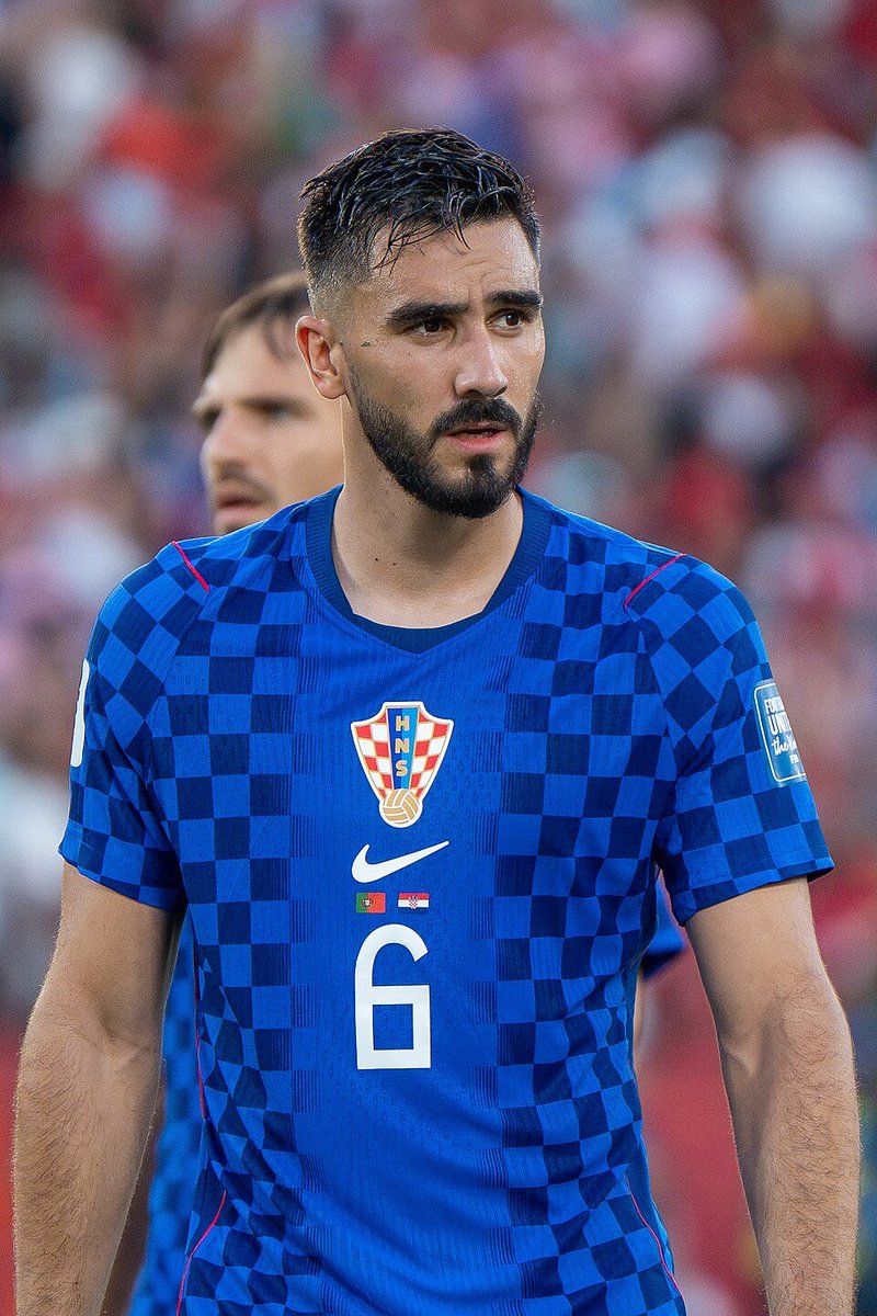 futebolsarajevo's tweet photo. 🚨🦅 Benfica acelera por Josip Šutalo.

O defesa-central croata é agora o principal nome associado às águias para reforçar a posição.

Šutalo não está a treinar com o Ajax e poderá rumar ao Benfica já no decorrer desta semana. 👀🇭🇷 https://t.co/7ix5e3T9Br