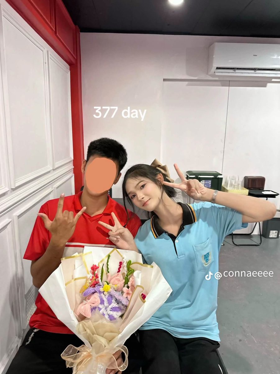 Skyboyz15's tweet photo. เจอเคสใน TikTok ปัญหาความรักระหว่าง “ T กับ Conne ” ผู้ชายกับสาวสอง เมื่อครอบครัวฝ่ายชาย ไม่ยอมรับ‼️ จนต้องเลิกกัน 💔

👩🏻เรื่องราวจาก “คอนเน่” สาวสอง 
เธอโพสต์ว่า เราทั้งคู่แยกกันโดยไม่ใช่เรื่องมือที่สาม หรือทะเลาะแต่อย่างใด แต่เป็นการที่หนูไม่ถูกยอมรับจากครอบครัวของเขา หนูเลยขอถอยออกมาดีกว่าค่ะ ตลอดเวลาที่คบกัน เราสองคนรักด้วยความจริงใจ แต่การต้องรับมือกับคำพูดและสายตาที่ไม่ยอมรับจากครอบครัวเขา มันบั่นทอนความรู้สึกมาก จนบางคำพูดทำให้เราแอบกลับมาตั้งคำถามกับตัวเอง ทั้งที่เราไม่ได้ทำอะไรผิด แต่สุดท้ายหนูเลือกที่จะมองเห็นคุณค่าในตัวเอง และมองเห็นความรักของแฟนที่คอยอยู่ข้างๆ หนูเข้าใจเรื่องยุคสมัย และเข้าใจว่าเขาคงอยากให้ลูกมีอนาคตที่ดี แต่ไม่ควรลดคุณค่าของหนู ทั้งทั้งที่ยังไม่เคยเจอหน้ากันสักครั้งเดียว
👩🏻‍🦳: ถ้าทำงานโตขึ้น T ก็ต้องเก็บเงินไปทำศัลยกรรมให้แฟน 
👩🏻‍🦳: ถ้าในอนาคตได้เป็นตำรวจ ,ทหาร มีแฟนเป็นกระเทย คิดว่าเขาจะให้เลื่อนยศไหม 
👩🏻‍🦳: แล้วผู้หญิงดีๆ ที่ไหนจะมาชอบ เพราะเคยคบกระเทยมาก่อน 
หลายคนอาจมองว่าก็แค่คำพูดแต่สำหรับหนูมันคือคำที่สร้างบาดแผลในใจมากๆค่ะ🥹🥹

💬ข้อความบางส่วนที่แม่-พ่อ ส่งให้ลูกชาย 
( คอนเน่ เอามาโพสต์ ลง Tiktok )
👩🏻‍🦳:ชีวิตยังไม่18 แน่ใจอยากมีเมียเป็นสาวสองและไม่อยากมีลูก ถ้ามั่นใจก็ทำไป 
👩🏻‍🦳:แต่ที่แน่ๆ ผู้หญิงดีๆ จะมองผ่าน T ทุกคน จากคลิป T , T ช่างเป็นคนตัดโอกาสตัวเองเก่งจริงๆ 
👨🏻‍🦳:และไม่ต้องพาเมียน้อง T มาที่บ้าน ไม่ต้องแนะนำให้ป๊าหรือคนในบ้านรู้จัก ป๊าไม่ชอบและอาจจะหมายถึงรังเกียจด้วย

🧑🏻‍🦱ด้าน T โพสต์ข้อความว่า ..  แฟนเก่า ถึงแฟนผมจะชมผมยังไง สุดท้ายก็ยังเป็นการทำร้ายกัน ถ้างั้นผมขอปกป้องตัวเองบ้างนะครับ พร้อมเพลงสุดเศร้า 
🎶 รักของเราเป็นแค่ความฝัน ถึงยังไงต้องจากกัน ฉันรู้ดี 🥹
ชี้แจงดราม่าครอบครัวเหยียดแฟนเก่า 
▪️ แชทที่ทุกคนเห็นนั้น พ่อแม่ของผมเป็นคนส่งมาหาผม จริงๆไม่ได้ส่งไปหาแฟนผมโดยตรง
▪️ ผมเคยปกป้องเขาจนมีปัญหากับครอบครัวหลายครั้ง เพราะตอนนั้นผมเชื่อว่าเราจะเดินไปด้วยกัน แต่สุดท้ายเค้าเลือกที่จะไม่ไปต่อ ซึ่งผมไม่เคยโทษเขา ผมเข้าใจ
▪️ ผมเคยไว้ใจเขามาก จนเอาเรื่องในครอบครัวให้เขาดู แต่ไม่เคยคิดว่าวันหนึ่งสิ่งที่ผมส่งให้ดูด้วยความไว้ใจ จะถูกมานำเผยแพร่ต่อสาธารณะ
▪️ พ่อแม่ผมเลี้ยงผมมาในแบบของเขา และบางคนอาจมีความคิดเรื่องเพศที่ไม่ทันสมัย ผมยอมรับตรงนี้ แต่ผมไม่อยากให้ข้อความเหล่านั้น ถูกนำไปเหมารวมว่า พ่อแม่ผมเป็นคนที่เกียจหรือเหยียดทุกคน ที่มีความหลากหลายทางเพศ
▪️ สรุปคือมันคือแชทส่วนตัว ที่ผมเปิดให้เธอดูจะได้เข้าใจในสถานะเรา และผมไม่เคยยินยอมให้แฟนเก่านำไปสร้างคอนเทนท์ ผมเข้าใจความเสียใจของแฟนเก่าดี และพยายามอ้อนวอนอย่าทำร้ายครอบครัวผมอย่างเต็มที่เพราะพวกท่านเป็นห่วงผมและเป็นประโยคที่คุยกับผม

💁🏻‍♂️ ทุกคนคิดยังไงบ้างครับ
