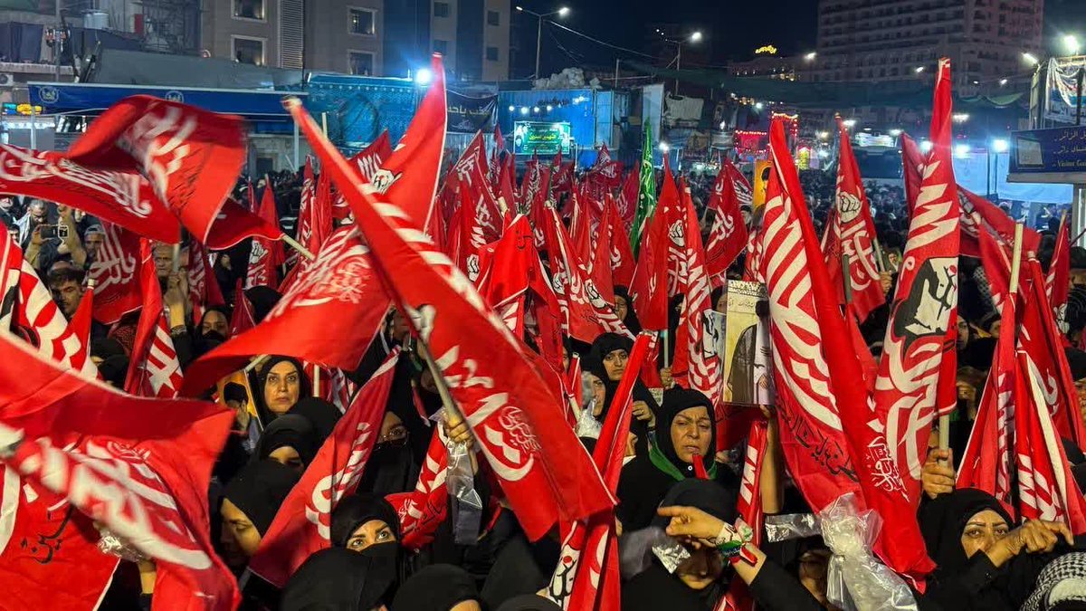 ev_sadat's tweet photo. در بین زوار اربعین #پرچم_سرخ یک پیام را به تمام جهانیان مخابره می‌کند 
راه امام حسین و خونخواهی امام شهید تا رسیدن به پیروزی کامل ادامه دارد https://t.co/i1cjDGxQrS