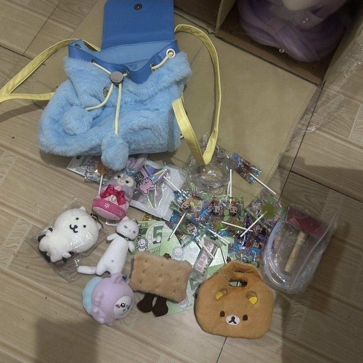 Ouoneko2's tweet photo. 我去你们敢信吗？P2居然全都是赠品这个蓝色的包也是赠品 P1这个尾巴才是主人公 是别人跟着兽装尾巴做的 而且还是五常且包邮。。。怎么会有这么好的人🥹 https://t.co/mfMQrdyTx3