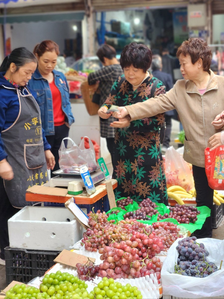 AckermanAk50889's tweet photo. Quick street snap at the morning market – locals haggling over fresh lychees, sun filtering through tree leaves. Pure small-town vibe.， https://t.co/fHRTKnCDmB