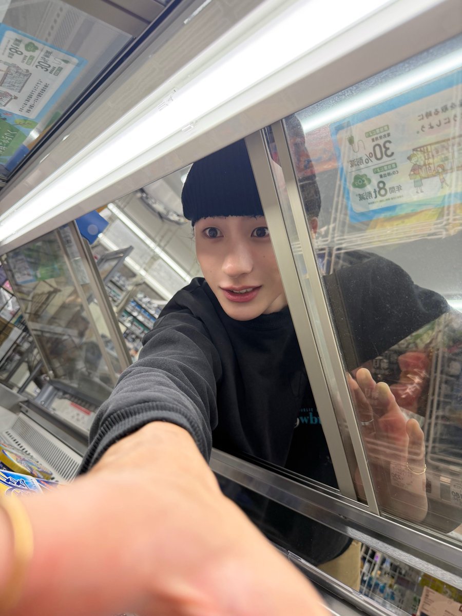 antonlver's tweet photo. ganito pala view ng mga ice cream sa freezer ng 7/11 https://t.co/0FXXzxR6Tr