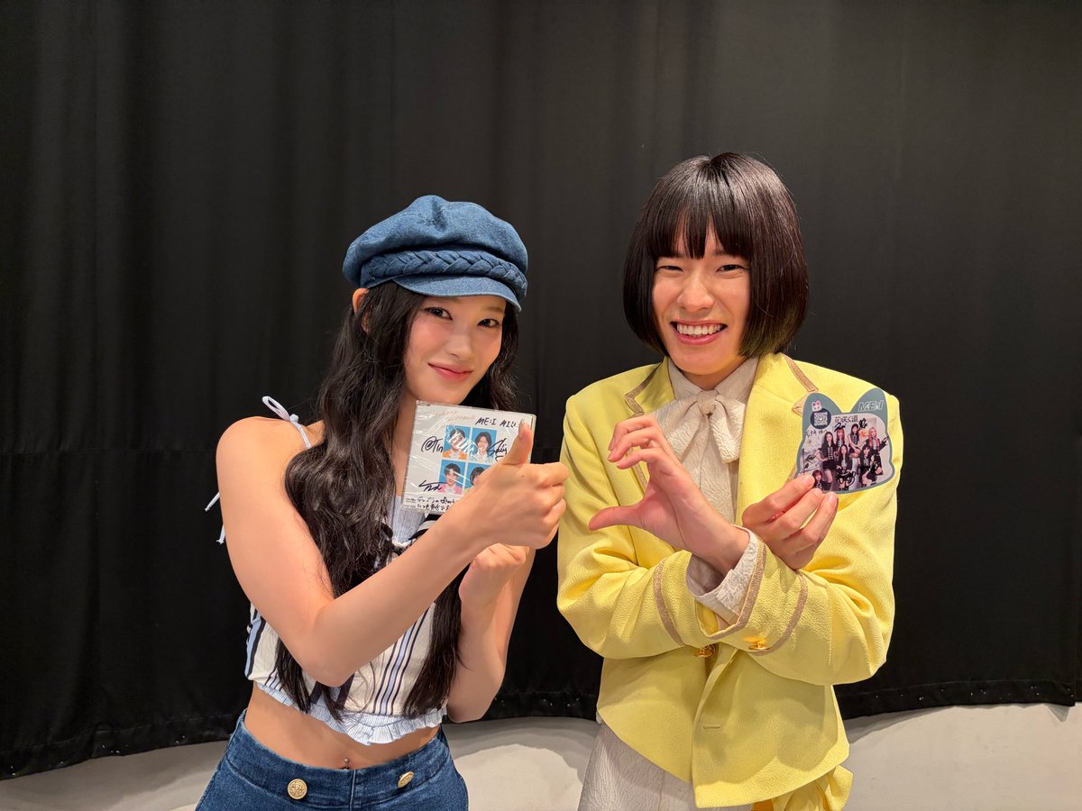 monaki_official's tweet photo. やっほ〜！おヨネです👶

先日FNS歌謡祭さんに出演させて頂いた時に、ME:IのMIUさんとのご挨拶が叶いました....！🫨

MIUさんが参加されていた3つのオーディション番組を全て拝見していて、特に私が会社員時代の昼休みに、番組のテーマソングのセンターに決まっていたことを知った瞬間に、【絶対に応援したい！】という大きな気持ちが生まれ、今現在に至ります...！
その日から早3年近く、このような形でお会いできるとは夢にも思っていませんでした...！😭

夢に向かって努力を続ける姿が、自身の夢を追う糧にもなっています！またご一緒できるように、花咲く道を歩いていけるように頑張ります...！🪻