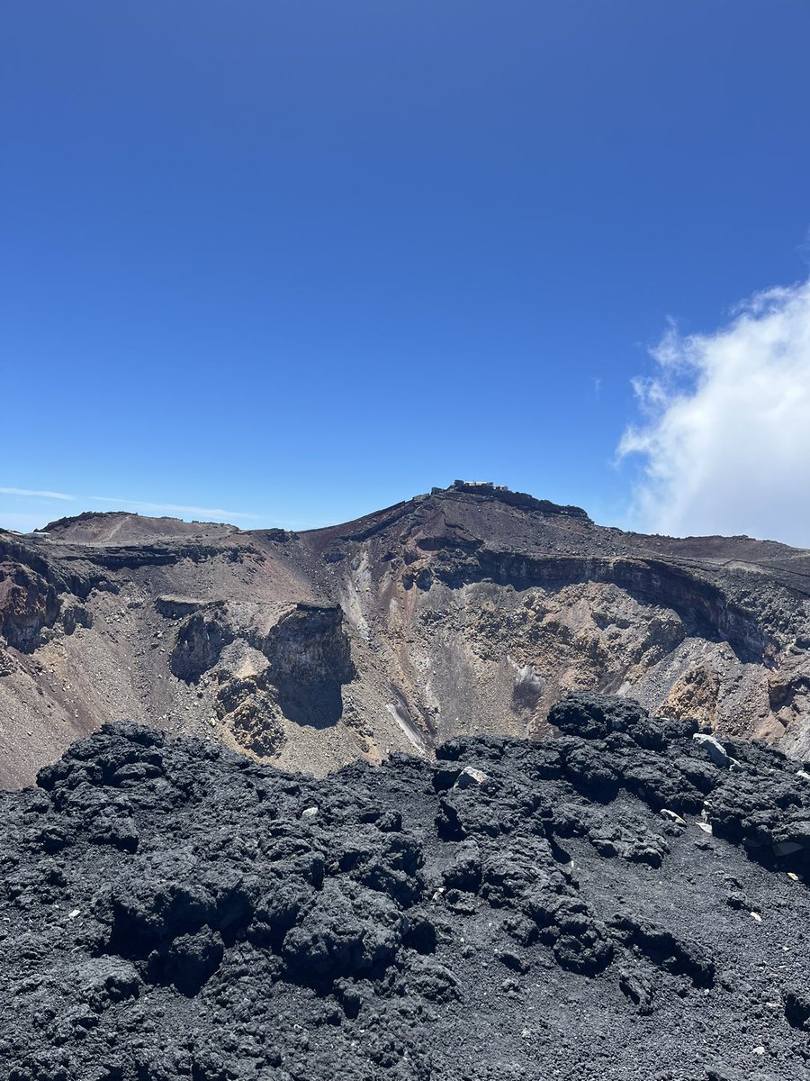 sasamiQun's tweet photo. 富士山頂上の剣ヶ峰まで行けました！ https://t.co/65vIsKpFHt