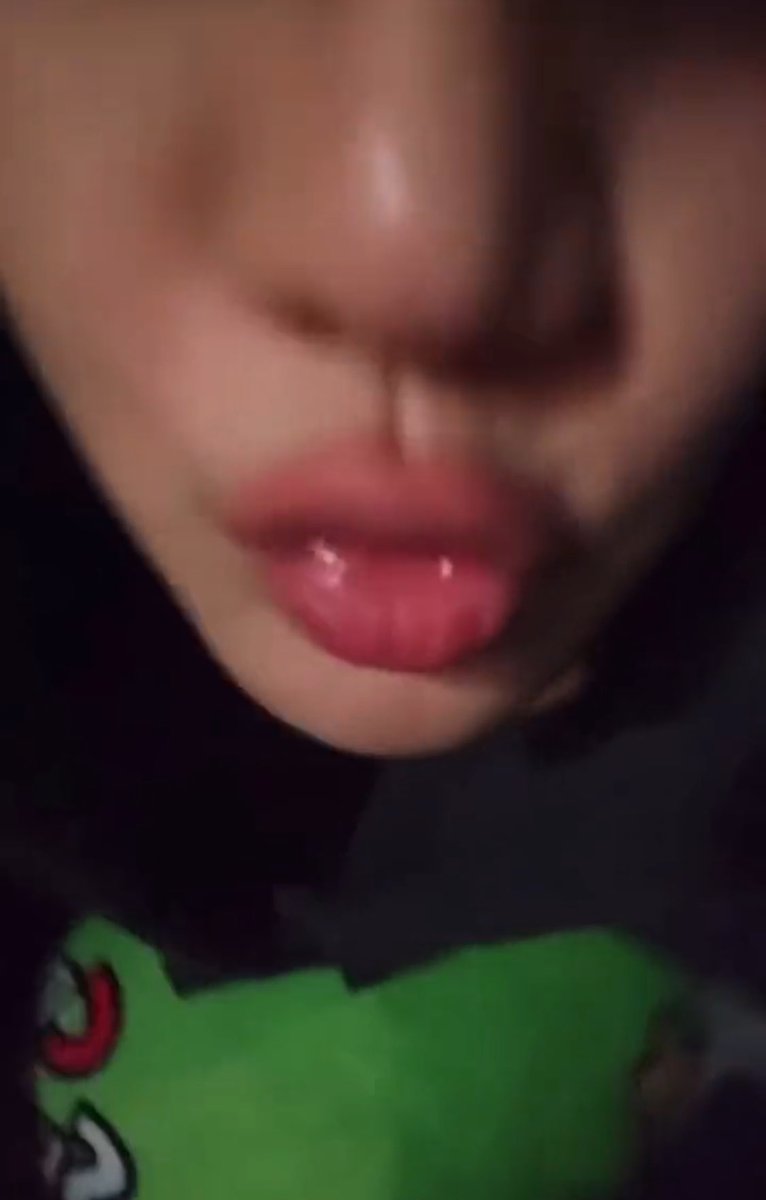_melonsooODa's tweet photo. {지식iN}Q아기 고양이 뽀뽀
3개월 정도 된 아기고양이인데 뽀뽀해주면 무조건 밥 먹으러 가는데 왜 그런거죠? 고양이가 너무 밥 많이 먹어서 눈사람이 됏어요ㅜㅜ

고양아ㅎㅎ 아이 귀여워
(쪽) 
                 먘.먃.(춉춉)

?뭐야 뽀뽀하니까
밥 먹네ㅋㅋ아 귀여워
(쪽)
               먘.(기절) https://t.co/apSeMKB5yY