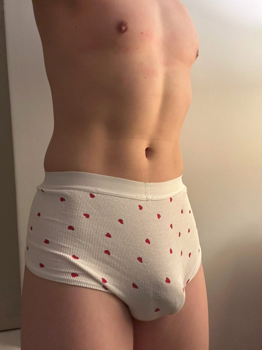 CheekECheeks's tweet photo. Hey everyone, what do you think of my heart print tighty whities? 🤓

#wedgie #wedgieboy #femboy #panties #nerd #sexy #ass #tummy #thighs https://t.co/wf2wdxAOXP