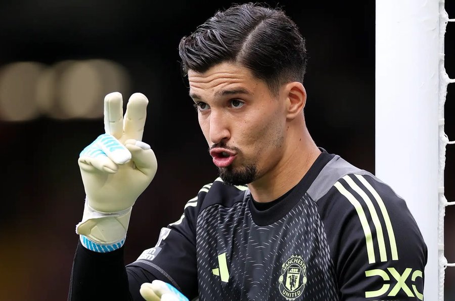 MufcIDfans's tweet photo. Celta Vigo telah Menjadi kesepakatan dengan Manchester United untuk mendatangkan Altay Bayindir. Ini adalah pinjaman dengan opsi pembelian €4 juta - biaya dapat berubah berdasarkan jumlah penampilan. Bayindir diizinkan bepergian untuk tes medis dan penandatanganan kontrak. 

[FabrizioRomano]

#MUFCIndonesiafans