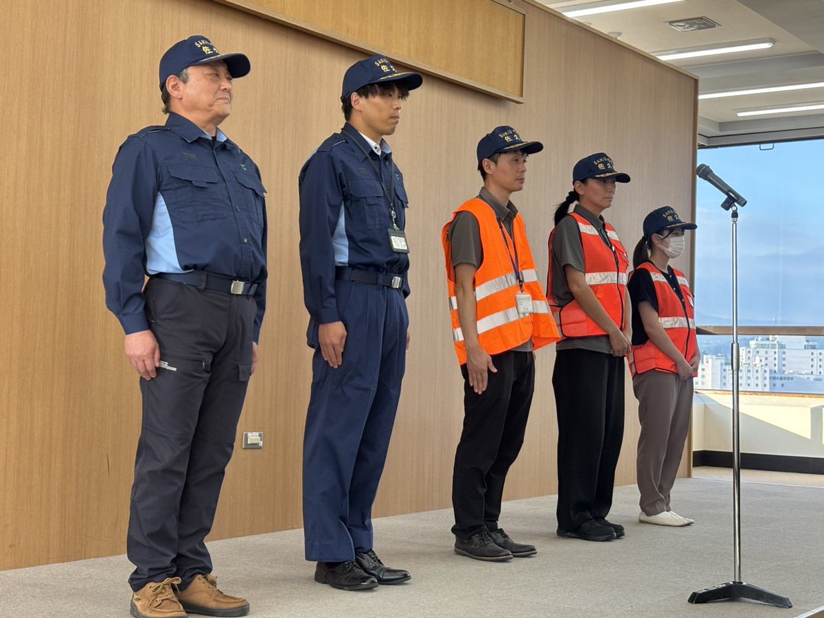 Seiji_Ya's tweet photo. 【令和8年度熊本地震支援第3弾出発式】

⚪︎物資集積拠点運営支援・避難所運営支援・罹災証明支援
場所:熊本県宇城市
期間:8月7日（金）〜8月12日（水）
【派遣職員】
総務部危機管理課危機管理係 
課長補佐 東城 洋 さん
総務部危機管理課消防団係
主事 高橋 昇大 さん

⚪︎独居高齢者訪問活動
場所:熊本県八代市
期間:8月6日（木）〜8月10日（月）
【派遣職員】
総務部収税課収税係 
係長 塚田 敦さん
総務部臼田支所健康福祉係 
専門員 植木 美帆 さん（保健師）
福祉部こども家庭支援課母子保健係
技師 小須田 理紗 さん（保健師）

必要物資輸送からトイレトラック支援そしていよいよ人的支援。
本当に感謝です。
余震の中、酷暑の中。本当にありがとうございます🙇‍♂️
https://t.co/RW8K0r5MAQ