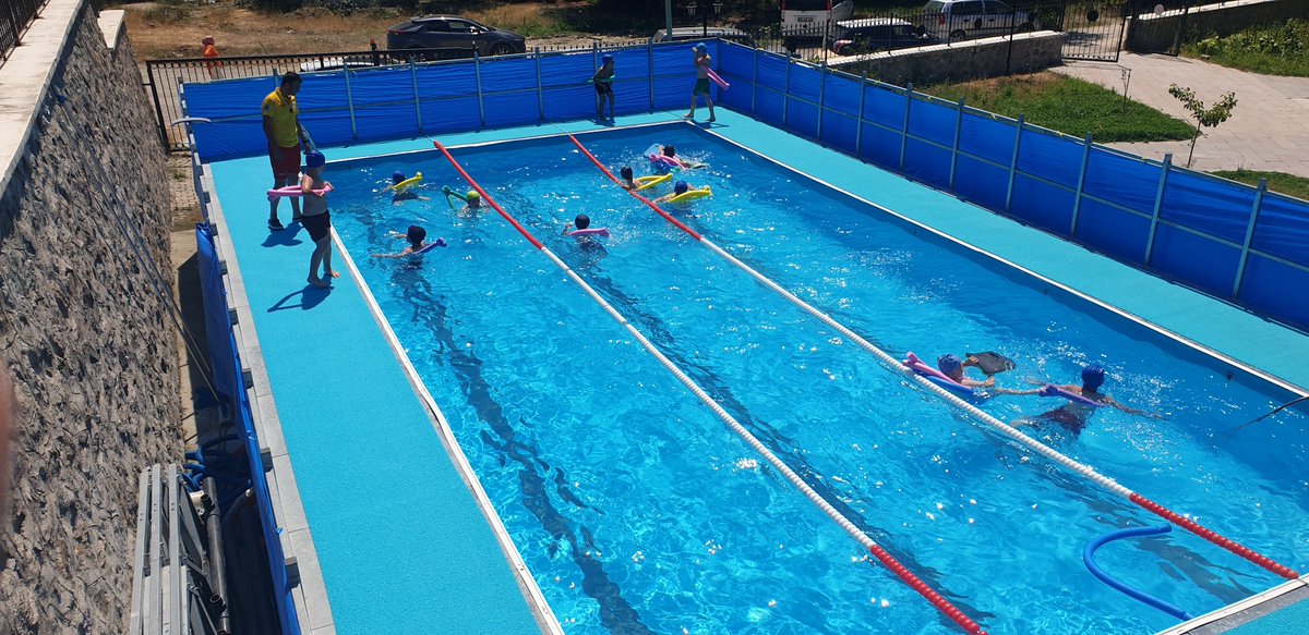 torulgm's tweet photo. 🏊‍♂️ Torul Gençlik Merkezi ve Torul Gençlik ve Spor İlçe Müdürlüğü olarak düzenlediğimiz yüzme kurslarımız tüm hızıyla devam ediyor.

Gençlerimiz hem yüzmeyi öğreniyor hem de yaz tatilini sporla ve eğlenceyle değerlendiriyor. 🌊💙

#GSB #Torul #Yüzme #YüzmeKursu #GençlikVeSpor https://t.co/Ui8digVC8T