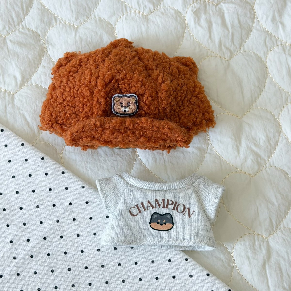 funinlaa's tweet photo. 🇮🇩 INA GO
✨ Kimteddy & Kittae 10cm Doll Clothes ✨

🏷𝐇𝐚𝐫𝐠𝐚: ❌️ belum termasuk ongkir lokal seller ke WH China

💕 Kimteddy hat : IDR 96.000
💕 Kimteddy T-shirt : IDR 42.000
💕 Kimteddy set（hat+T-shirt）: IDR 115.000
💕 Kittae hat: IDR 110.000

📆 Close PO : 29 Agst 2026 - 09.00 WIB

‼𝑵𝑶𝑻𝑬𝑺:
❌️ Ongkir lokal seller ke WH China
❌️ Shipping+Tax
❌️ Ongkir ke alamat kamu
✅️ Pelunasan req Shopee (+biaya adm 35%) + Biaya Proses Pesanan 1.250