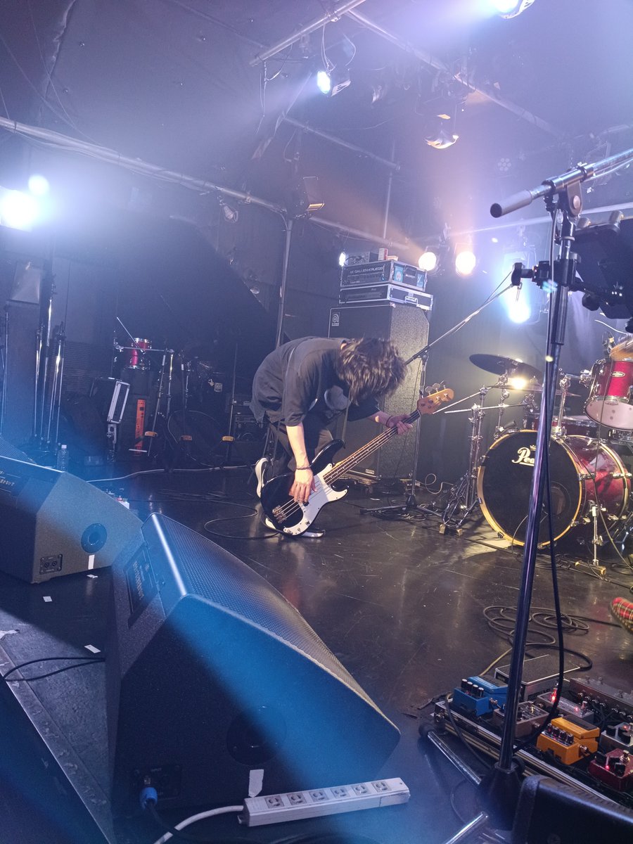 LDGs1p1YnQ4JZ8z's tweet photo. #Haklo

Ba.のベースの位置がすごく低いとお噂はかねがねだったんですけど、いやもう地面着いちゃってますやん!!!
低いとかそういう次元ちゃいますて!!!!!
オガタさんは上手におりましたが、次にお伺いできる機会があればぜひ下手でエグめのベースを間近で確認させていただきたいなと思った次第です🤗 https://t.co/T4mqbkeGTt