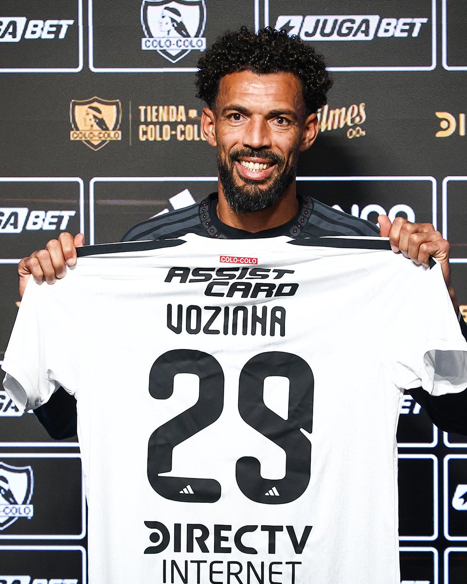 brfootball's tweet photo. Vozinha was presented by his new club Colo-Colo 🤘🇨🇱 https://t.co/dMnHdM34qC