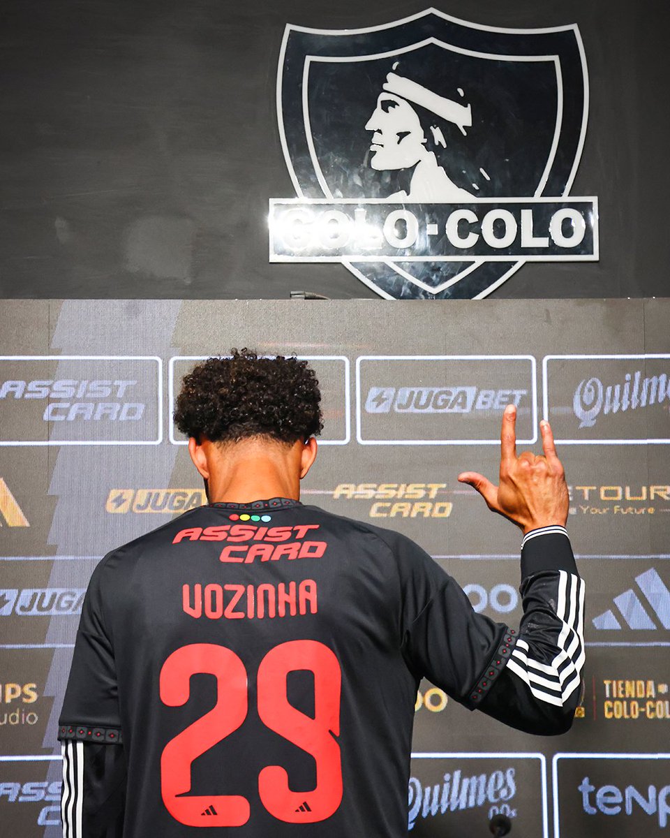 brfootball's tweet photo. Vozinha was presented by his new club Colo-Colo 🤘🇨🇱 https://t.co/dMnHdM34qC