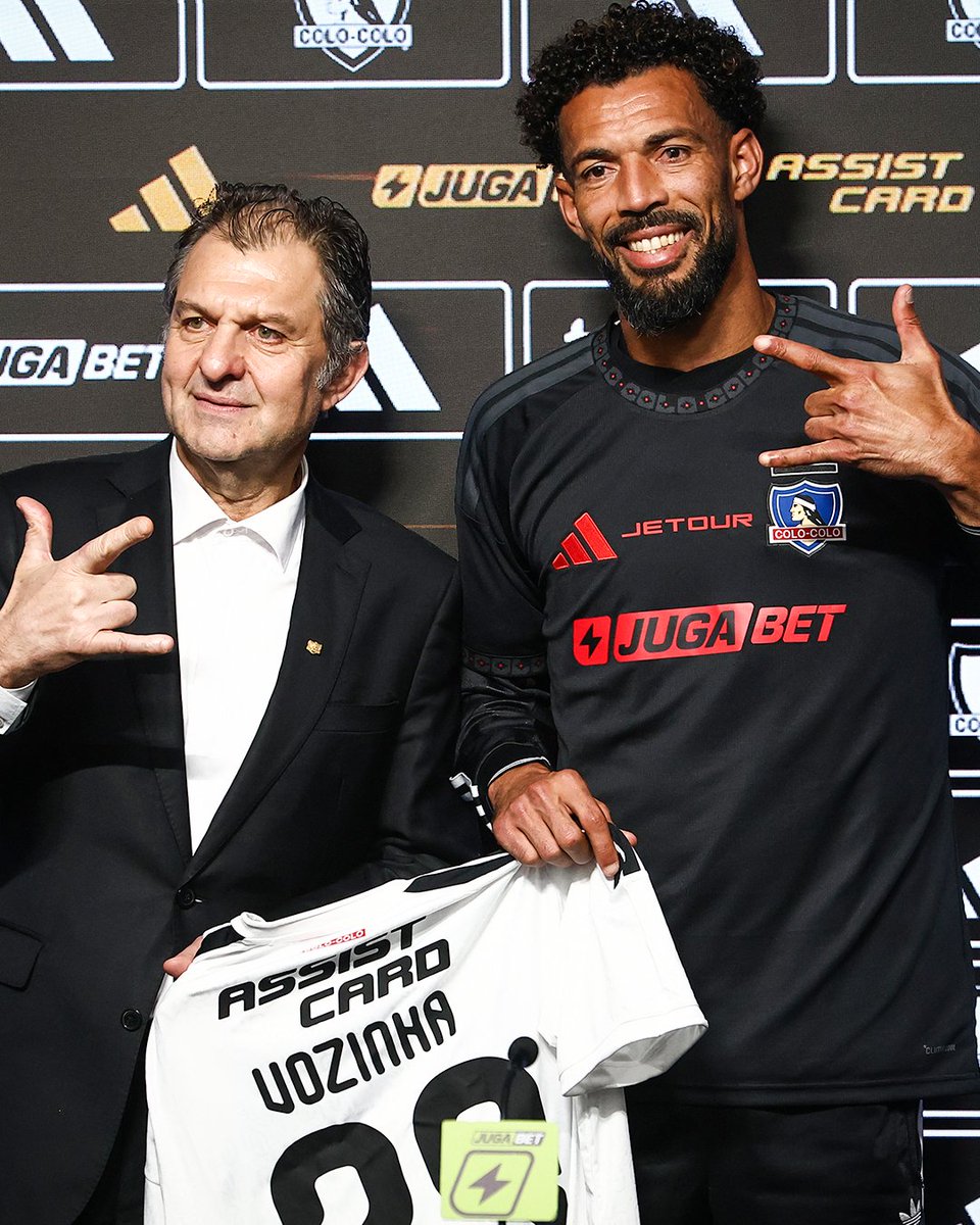 brfootball's tweet photo. Vozinha was presented by his new club Colo-Colo 🤘🇨🇱 https://t.co/dMnHdM34qC