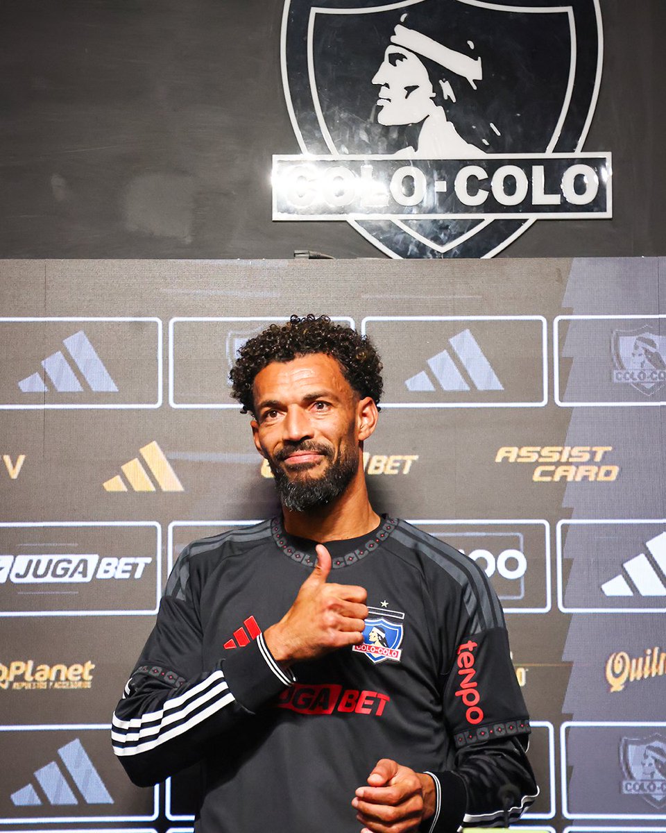 brfootball's tweet photo. Vozinha was presented by his new club Colo-Colo 🤘🇨🇱 https://t.co/dMnHdM34qC