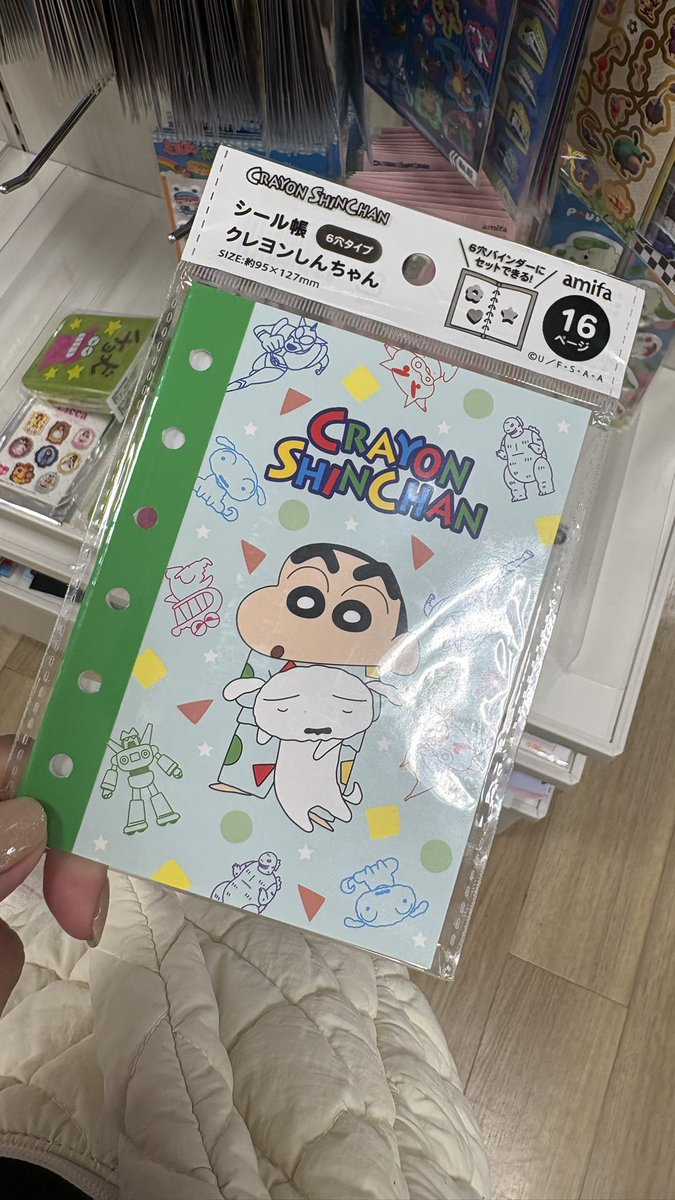 imokachan_'s tweet photo. セリア見てたらクレヨンしんちゃんの新しいシール帳出てた👀
買うか迷ったけどシール使わないし、合わせるバインダーなくてやめた🤦‍♀️ https://t.co/q5OKMtfeno