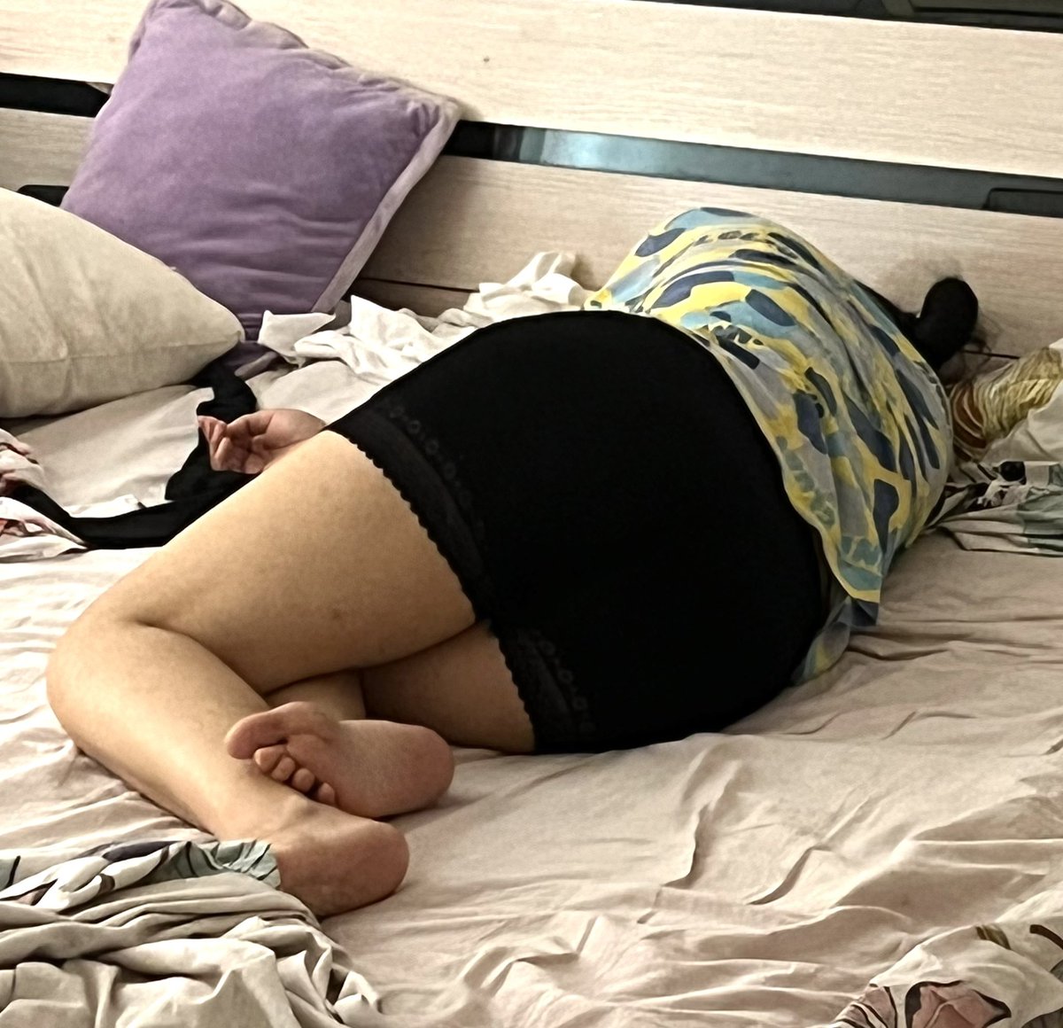 heimuler94460's tweet photo. 绿母偷拍交流，大屁股臭脚骚妈又午睡了
#绿母 #母子 #恋母 #辱母 #献母 #偷拍 #熟女 #人妻 #绿帽 #绿奴 #骚妈  #恋足 https://t.co/d9RNWymFVk