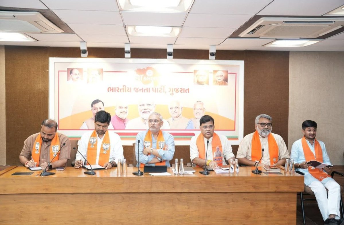 anju_ben's tweet photo. પ્રદેશ કાર્યાલય શ્રી કમલમ્ ખાતે માનનીય પ્રદેશ અધ્યક્ષ શ્રી @iJagdishBJP જીના અધ્યક્ષસ્થાને સંત શિરોમણી શ્રી ગુરુ રવિદાસ મહારાજની ૬૫૦મી જન્મજયંતિ વર્ષ નિમિત્તે સમરસતા સંકલ્પ અભિયાન અંતર્ગત યોજાનારી ભવ્ય કળશ યાત્રાના આયોજન અંગે બેઠક યોજાઈ. https://t.co/a2vifIxoZT