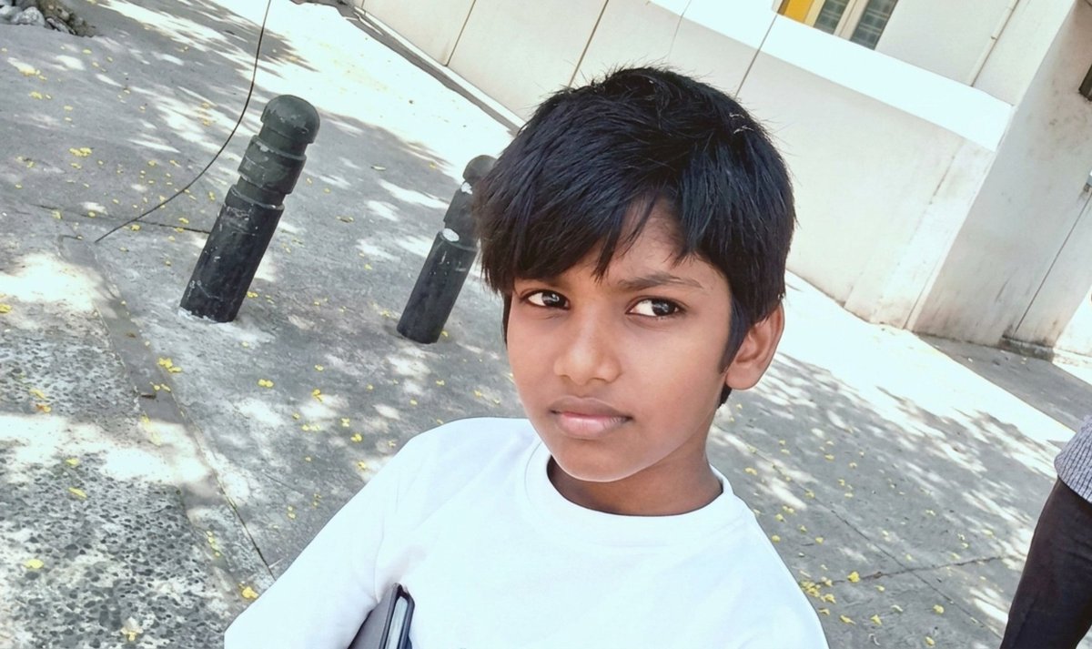 Dilini_2000's tweet photo. 13 வயது... வாழ்க்கையைப் புரிந்துகொள்ள வேண்டிய வயது. ஆனால் தற்கொலை என்ற முடிவு மனதை உலுக்குகிறது. 😢

சவுக்கு சங்கர் மற்றும் நிலவுமொழி செந்தாமரை அவர்களின் 13 வயது மகன் தியோவின் மரணம் மிகுந்த வேதனையளிக்கிறது. குடும்பத்தினருக்கு ஆழ்ந்த இரங்கல்கள். 💐

இந்தச் சம்பவத்தை ஒரு செய்தியாக மட்டும் பார்க்காமல், நம் குழந்தைகளின் மனநலன், அவர்கள் எதிர்கொள்ளும் அழுத்தங்கள், மற்றும் அவர்களுடன் திறந்த மனதுடன் பேசுவதன் முக்கியத்துவத்தை அனைவரும் சிந்திக்க வேண்டிய நேரம் இது.
#RIP