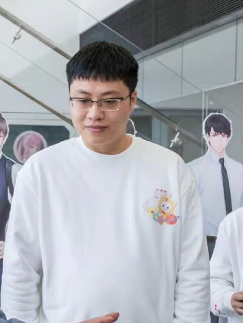 sylusdecalcinha's tweet photo. 🚨 URGENTE! 🚨

Meu tio tem um primo que conhece o vizinho de um dos seguranças da Infold, que por coincidência é primo distante de um dos CEOs.

Segundo essa fonte extremamente confiável, o CEO (Yao Runhao) usa calcinha de renda preta toda quarta-feira.

Não podemos aceitar isso.

Boicote já!

Calcinha de renda é tradição de sexta-feira. ✊

#BRINGBACKVALKO #NOVALKONOMONEY 
#VALKOISLOVED