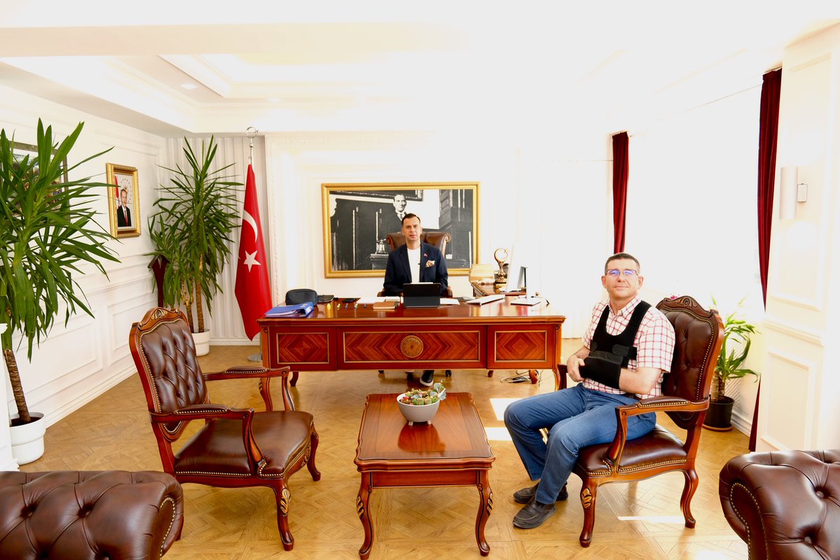 GulnarKaymakam's tweet photo. 📌 İş insanı Bekir PINAR, Kaymakamımız Emrah ASLAN’a hayırlı olsun ziyaretinde bulundu. 

Nazik ziyaretleri  dolayısıyla kendilerine teşekkür ederiz.🤝 https://t.co/VgfPCWsjan