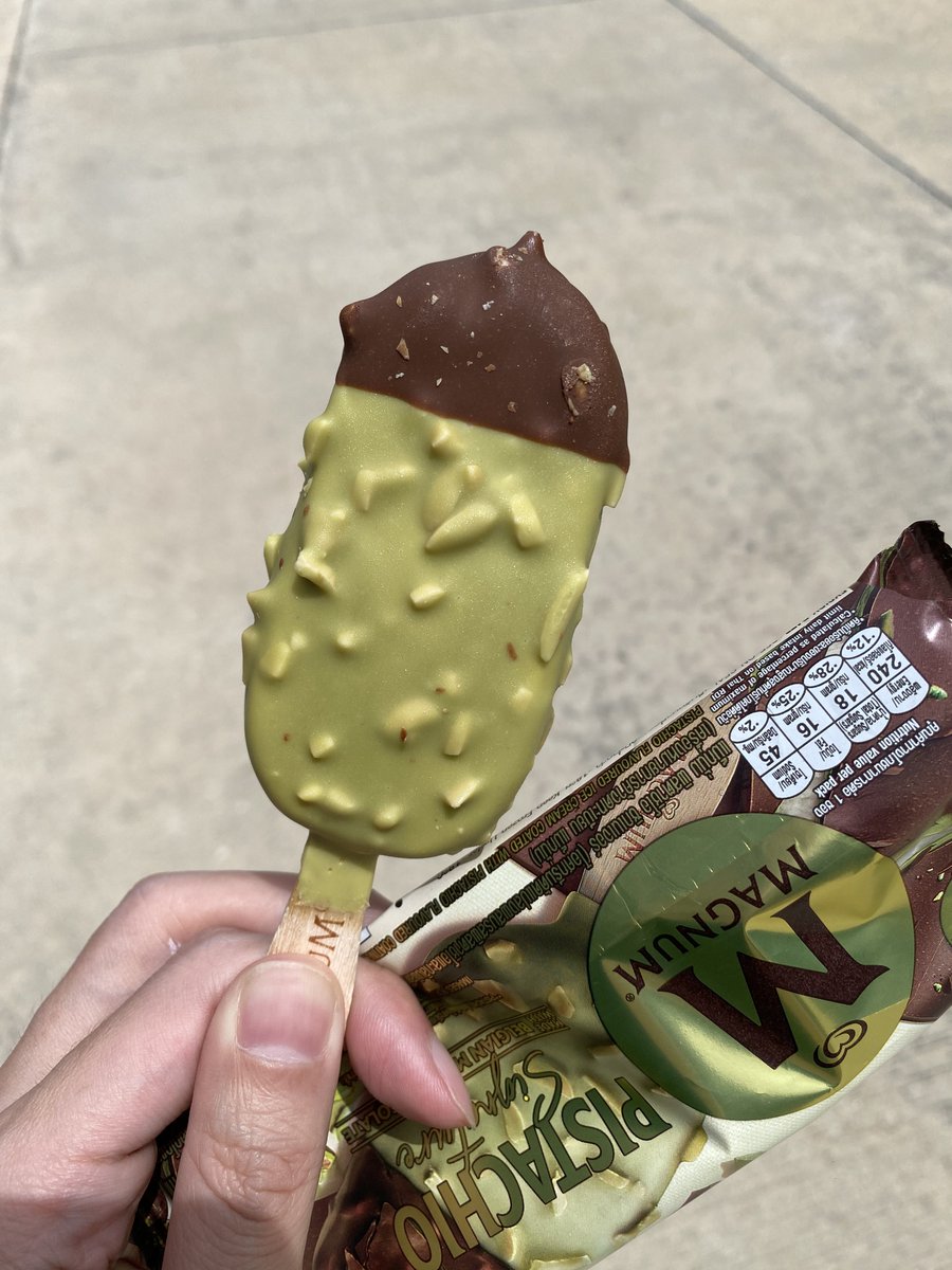 bbigkachu's tweet photo. ไอศกรีมรสใหม่ของแม็กนั่มรสนี้มาน่ากินเลยลอง หวานชื่นใจมาก มา 2 ชั้นแบบจุก พิตาชิโอกับช็อคเบลเยี่ยมโคตรจะเริ่ด หวานพอดีกินตอนอากาศร้อนๆฟินมาก วันที่ 7 สค. นี้มี live ขายของพรีเมี่ยม มีลุ้นรับโพรารอยด์ด้วย ประเด็นพ่อขายหล่อมาก ไปให้กำลังใจพ่อค้ากันเยอะๆนะ พอค้าจะได้ชื่นใจ #est_rvp https://t.co/VsIfj4m6hK