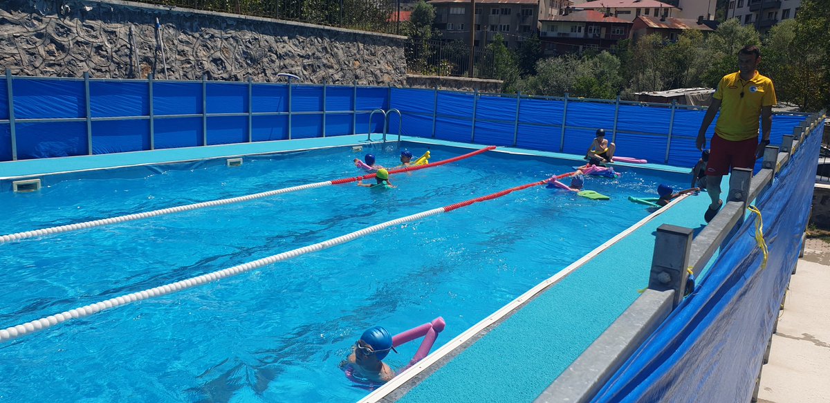 torulgm's tweet photo. 🏊‍♂️ Torul Gençlik Merkezi ve Torul Gençlik ve Spor İlçe Müdürlüğü olarak düzenlediğimiz yüzme kurslarımız tüm hızıyla devam ediyor.

Gençlerimiz hem yüzmeyi öğreniyor hem de yaz tatilini sporla ve eğlenceyle değerlendiriyor. 🌊💙

#GSB #Torul #Yüzme #YüzmeKursu #GençlikVeSpor https://t.co/Ui8digVC8T