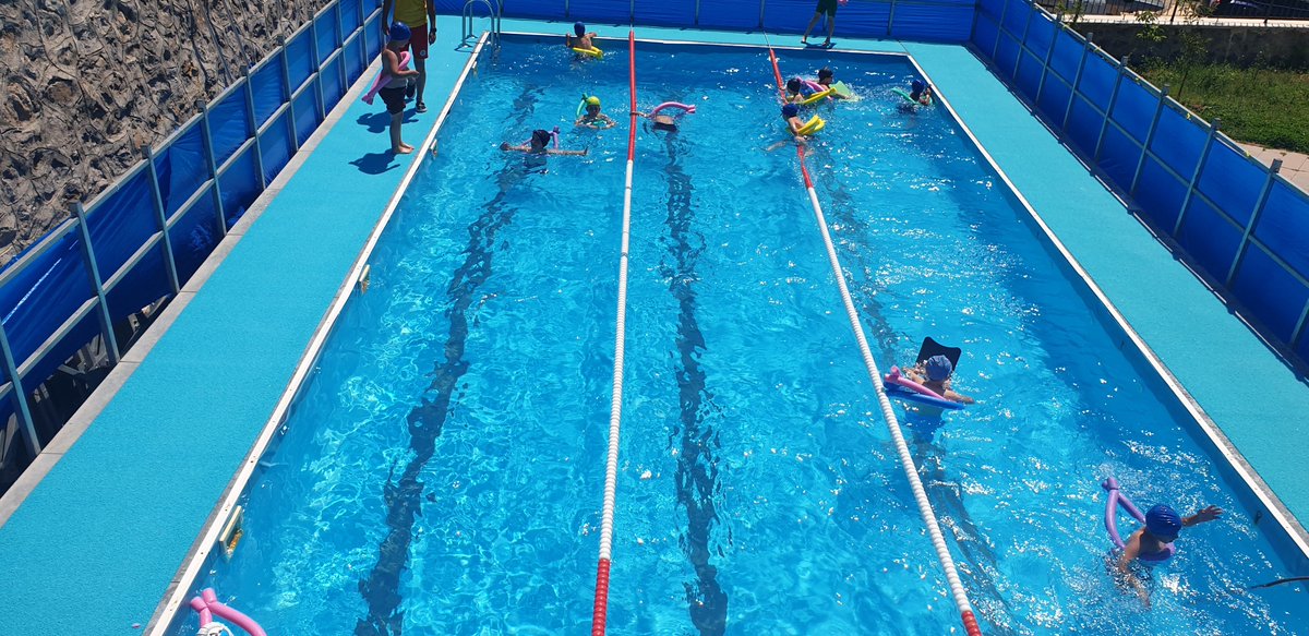 torulgm's tweet photo. 🏊‍♂️ Torul Gençlik Merkezi ve Torul Gençlik ve Spor İlçe Müdürlüğü olarak düzenlediğimiz yüzme kurslarımız tüm hızıyla devam ediyor.

Gençlerimiz hem yüzmeyi öğreniyor hem de yaz tatilini sporla ve eğlenceyle değerlendiriyor. 🌊💙

#GSB #Torul #Yüzme #YüzmeKursu #GençlikVeSpor https://t.co/Ui8digVC8T