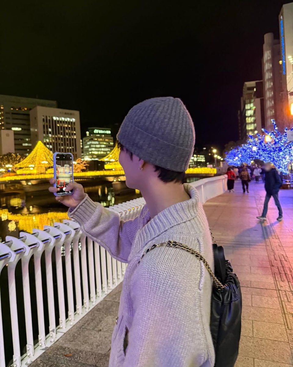 hyoukas's tweet photo. big fan of joshua boyfriend-shaped pics https://t.co/fKPHWrmOmo