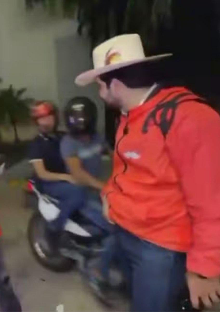IntCyberDigest's tweet photo. ‼️ Mexican influencer César Gastélum, ~600,000 followers, was shot dead last night while livestreaming outside a KFC in Culiacán, across the street from the Sinaloa state prosecutor's office.

Two helmeted riders pulled up. One fired a single shot to his head. It was all streamed live.

Mexican beauty content creator Valeria Márquez died the same way in her Jalisco salon in May 2025. It seems like this is becoming a disturbing trend.