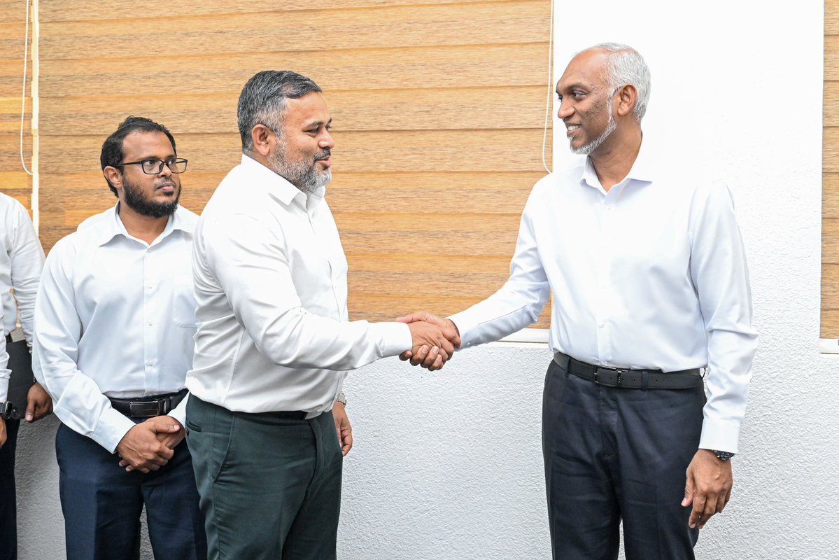presidencymv's tweet photo. President Dr @MMuizzu attends the agreement signing ceremony between the Ministry of Fisheries and Ocean Resources (@MFAORmv) and the contractor for the 5-tonne ice plant in AA. Ukulhas, a key investment to strengthen the island's fisheries sector.

#RayyithunGaathah #UkulhasVisit