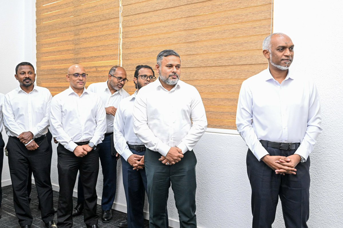 presidencymv's tweet photo. President Dr @MMuizzu attends the agreement signing ceremony between the Ministry of Fisheries and Ocean Resources (@MFAORmv) and the contractor for the 5-tonne ice plant in AA. Ukulhas, a key investment to strengthen the island's fisheries sector.

#RayyithunGaathah #UkulhasVisit