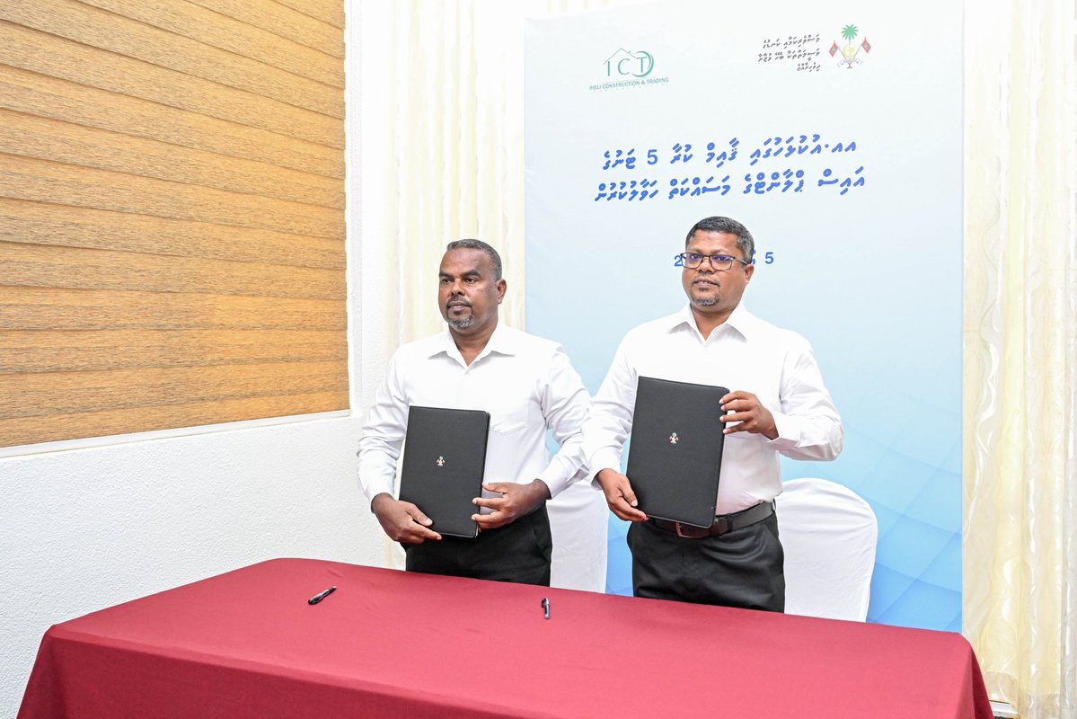 presidencymv's tweet photo. President Dr @MMuizzu attends the agreement signing ceremony between the Ministry of Fisheries and Ocean Resources (@MFAORmv) and the contractor for the 5-tonne ice plant in AA. Ukulhas, a key investment to strengthen the island's fisheries sector.

#RayyithunGaathah #UkulhasVisit