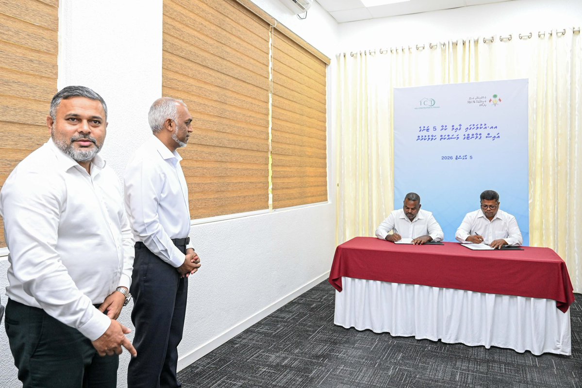 presidencymv's tweet photo. President Dr @MMuizzu attends the agreement signing ceremony between the Ministry of Fisheries and Ocean Resources (@MFAORmv) and the contractor for the 5-tonne ice plant in AA. Ukulhas, a key investment to strengthen the island's fisheries sector.

#RayyithunGaathah #UkulhasVisit