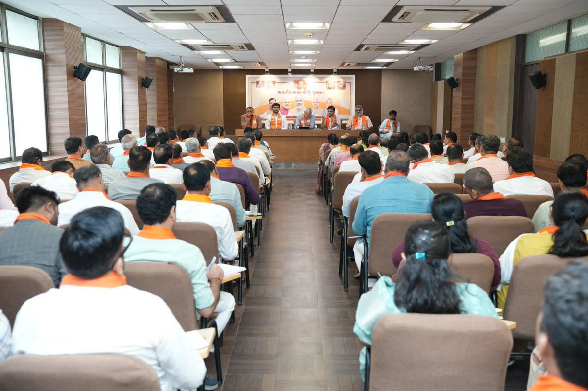 anju_ben's tweet photo. પ્રદેશ કાર્યાલય શ્રી કમલમ્ ખાતે માનનીય પ્રદેશ અધ્યક્ષ શ્રી @iJagdishBJP જીના અધ્યક્ષસ્થાને સંત શિરોમણી શ્રી ગુરુ રવિદાસ મહારાજની ૬૫૦મી જન્મજયંતિ વર્ષ નિમિત્તે સમરસતા સંકલ્પ અભિયાન અંતર્ગત યોજાનારી ભવ્ય કળશ યાત્રાના આયોજન અંગે બેઠક યોજાઈ. https://t.co/a2vifIxoZT