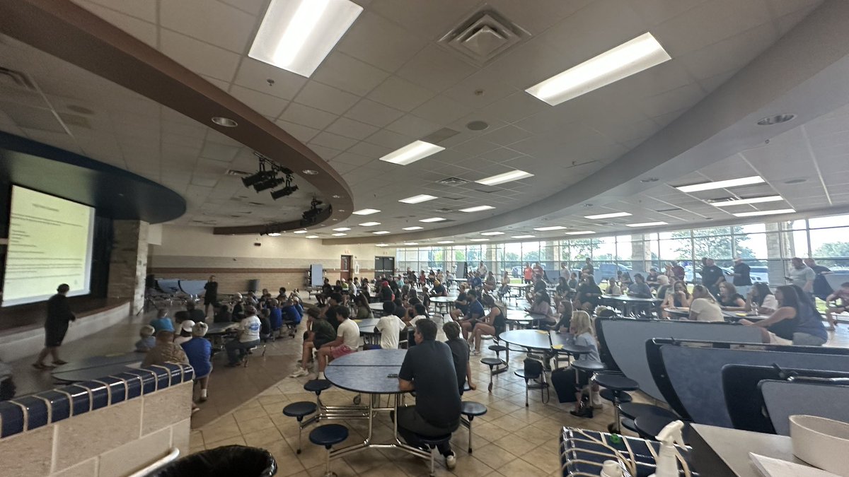 FootballSvale's tweet photo. Packed house at our Middle School Football Parent Meeting last night! Thank you to all of our parents for taking the time to be there. We can't wait to get this season rolling! 🏆 https://t.co/3elxFHeTgl