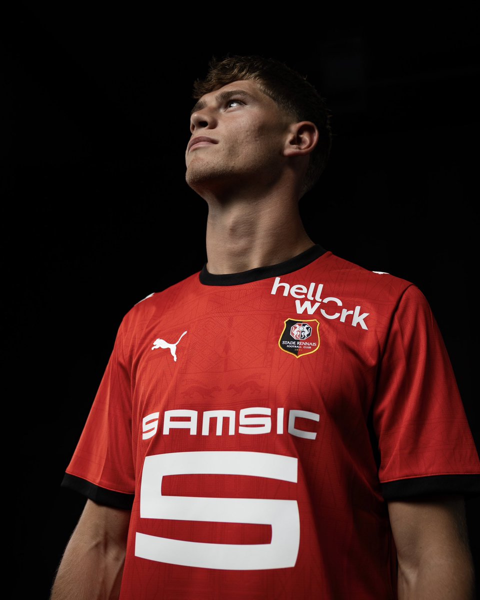 cresswell04's tweet photo. Excited to create memories with this special club, see you all at Roazhon Park soon! ❤️🖤 
#AllezRennes #ToutDonner https://t.co/lNiBboi0eL