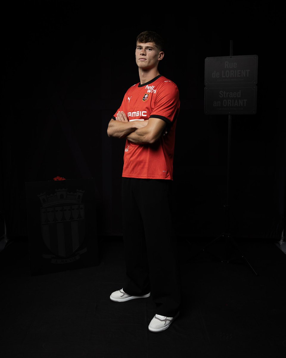 cresswell04's tweet photo. Excited to create memories with this special club, see you all at Roazhon Park soon! ❤️🖤 
#AllezRennes #ToutDonner https://t.co/lNiBboi0eL