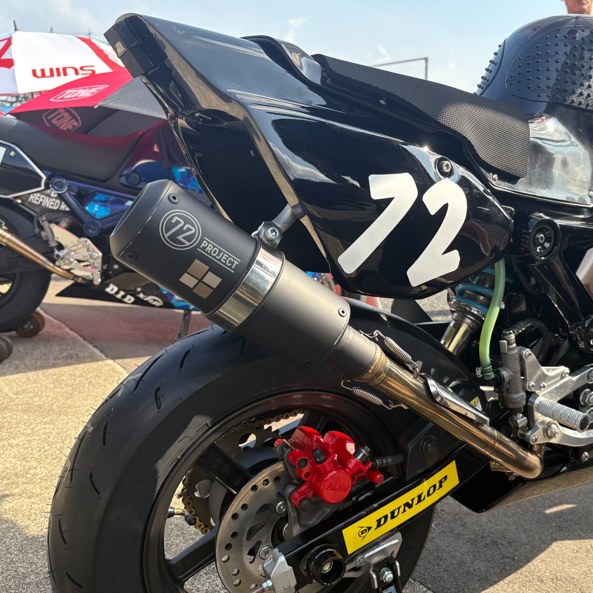 72Project2025's tweet photo. 【エトワールタカス8耐 優勝モデル限定発売決定！！】

エトワールタカス8時間耐久レースで優勝を飾ったGROM用スリップオンマフラー「72Project GROM RACING SLIP-ON TKS」 
実際に優勝マシンに装着されていたものと全く同じ「BLACK EDITION」を特別販売いたします。
↓詳細↓
https://t.co/Fbi4zQs72R https://t.co/rNXeFMuA0I