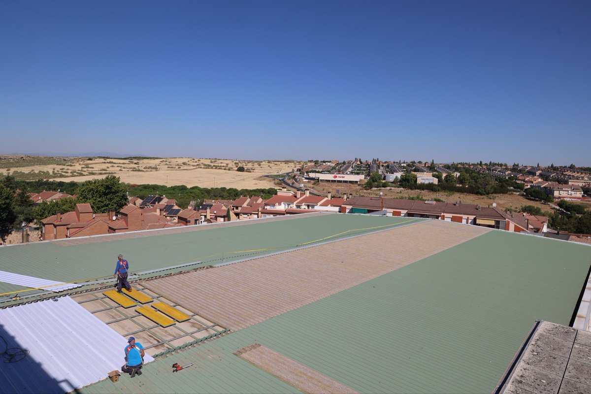Arroyomolinos's tweet photo. ✅ Actuamos para mejorar la seguridad y el mantenimiento del Polideportivo Ángel Durando.

➕de 35 mil euros a la impermeabilización de la cubierta, una actuación necesaria para garantizar unas instalaciones en las mejores condiciones para deportistas, clubes y usuarios. https://t.co/ut3awf2OJa