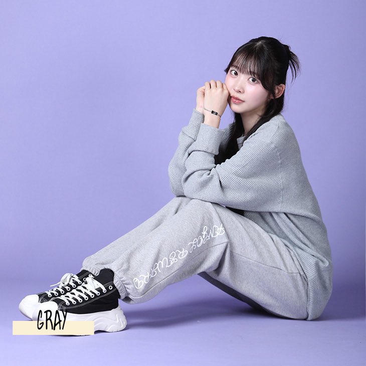 kohana_ava's tweet photo. KANGOL REWARDさんとのコラボアイテムの受注予約が、本日17時より開始しました🦘💐
コラボアイテムはプルオーバーパーカー、スウェットパンツ、ブレスレットの3アイテムです‼️

受注予約期間は
2026年08月05日17時00分～2026年09月15日23時59分まで✨
是非ゲットしてね💕︎

#KANGOL #KANGOLREWARD 
#コハナアバンギャルディ