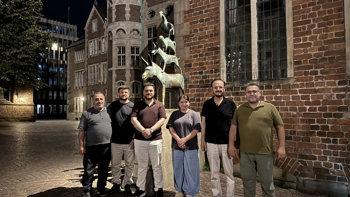 meryemerdgn93's tweet photo. Değerli Başkanımız Bremen'e teşrif ederek bizleri onurlandırdı. Nazik ziyaretleri için kendilerine çok teşekkür ederiz. 🙏🏻🙏🏻 https://t.co/jiUDJ5fsUE
