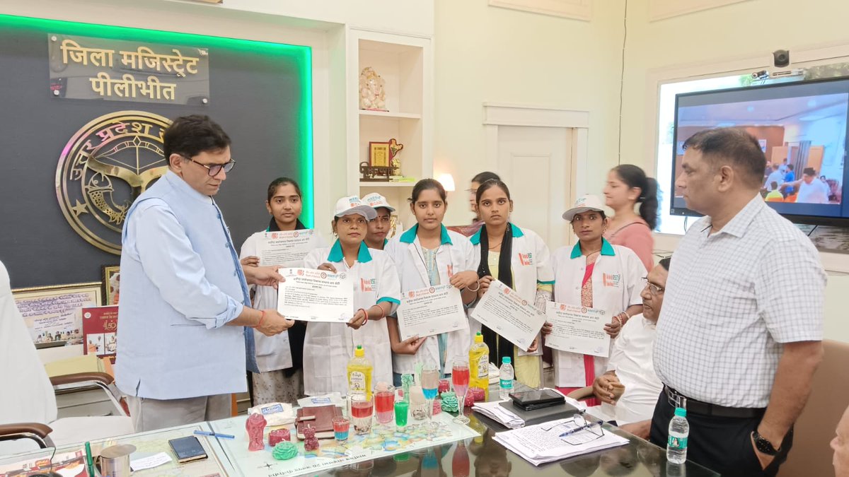 Dmpilibhit's tweet photo. बड़ोदा स्वरोजगार  विकास संस्थान एवं राष्ट्रीय  ग्रामीण आजीविका मिशन (NRLM) के अंतर्गत स्वयं सहायता समूह (SHG) की महिलाओं के लिए आयोजित 12 दिवसीय विशेष मोमबत्ती निर्माण प्रशिक्षण का समापन प्रमाणपत्र वितरित कर किया गया। @UPGovt @ChiefSecyUP @CommissionerBa1 @InfoDeptUP https://t.co/enWp9RDKFw