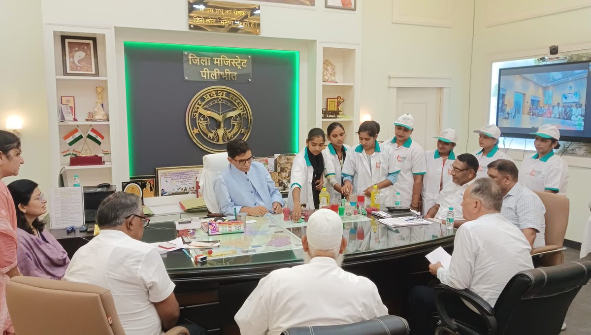 Dmpilibhit's tweet photo. बड़ोदा स्वरोजगार  विकास संस्थान एवं राष्ट्रीय  ग्रामीण आजीविका मिशन (NRLM) के अंतर्गत स्वयं सहायता समूह (SHG) की महिलाओं के लिए आयोजित 12 दिवसीय विशेष मोमबत्ती निर्माण प्रशिक्षण का समापन प्रमाणपत्र वितरित कर किया गया। @UPGovt @ChiefSecyUP @CommissionerBa1 @InfoDeptUP https://t.co/enWp9RDKFw