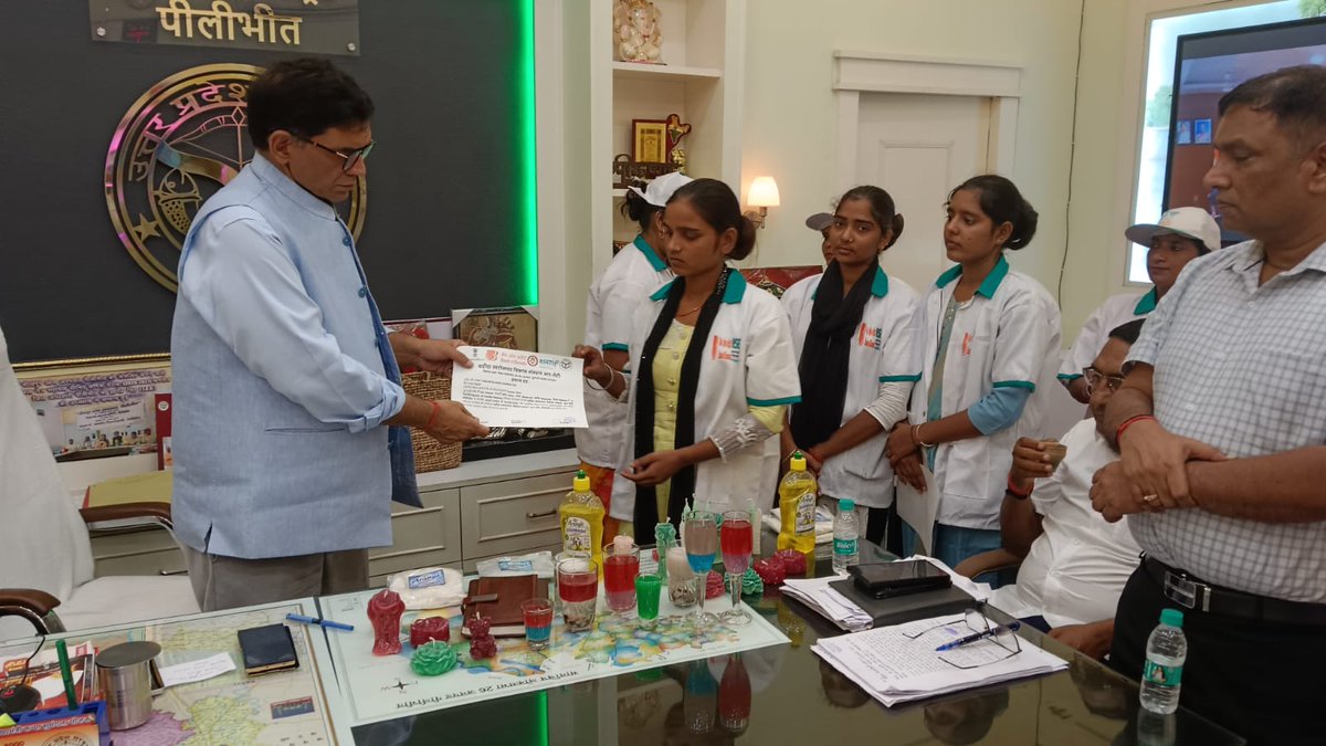 Dmpilibhit's tweet photo. बड़ोदा स्वरोजगार  विकास संस्थान एवं राष्ट्रीय  ग्रामीण आजीविका मिशन (NRLM) के अंतर्गत स्वयं सहायता समूह (SHG) की महिलाओं के लिए आयोजित 12 दिवसीय विशेष मोमबत्ती निर्माण प्रशिक्षण का समापन प्रमाणपत्र वितरित कर किया गया। @UPGovt @ChiefSecyUP @CommissionerBa1 @InfoDeptUP https://t.co/enWp9RDKFw
