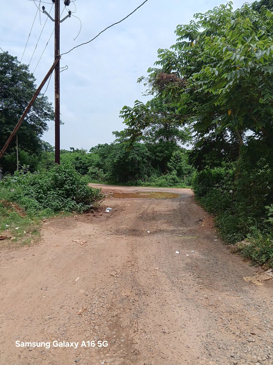 Rupankar1980's tweet photo. @bhubaneswarbmc @bhubaneswarbmc 
Despite repeated follow-ups, there has been no improvement so far. Residents continue to face significant inconvenience due to the damaged road condition.
I believe this is not the standard of road infrastructure expected in a Smart City. @MayorofBBSR https://t.co/N2GO4UNHso